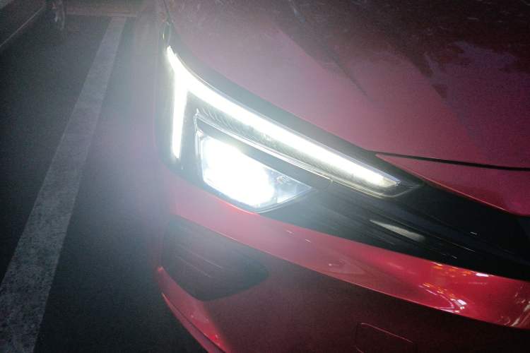 Used Rising ER6 2021 New Dynamic Edition 620km Smart Enjoyment Version Right Front Headlight