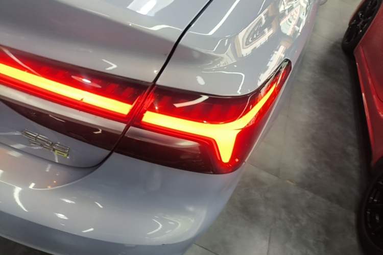 Used Rising ER6 2021 New Dynamic Edition 620km Smart Enjoyment Version Right Rear Taillight