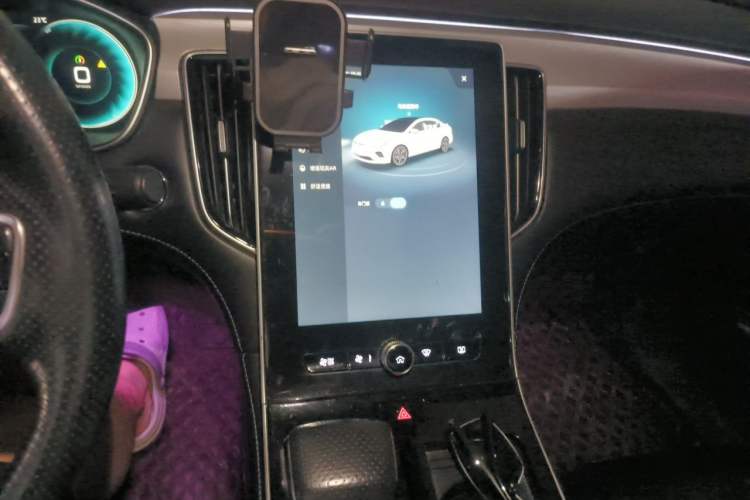 Used Rising ER6 2021 New Dynamic Edition 620km Smart Enjoyment Version Audio And AC Panel