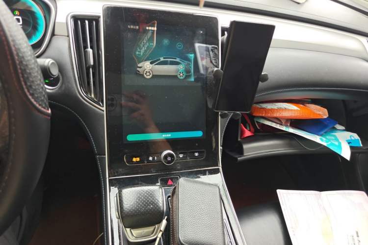 Used Rising ER6 2021 New Dynamic Edition 620km Smart Enjoyment Version Audio And AC Panel