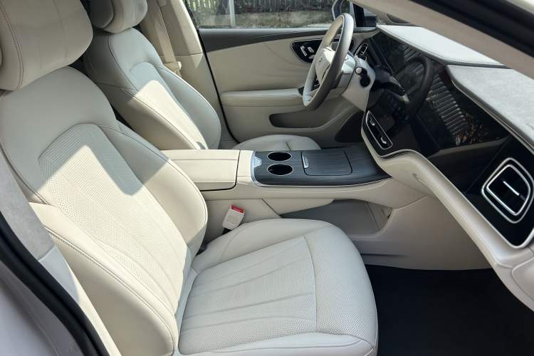 Used Rising F7 2023 Long-Range Pro Edition Interior 1