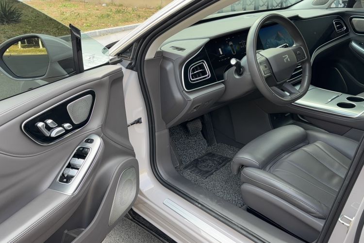 Used Rising F7 2023 Long-Range Pro Edition Interior 4
