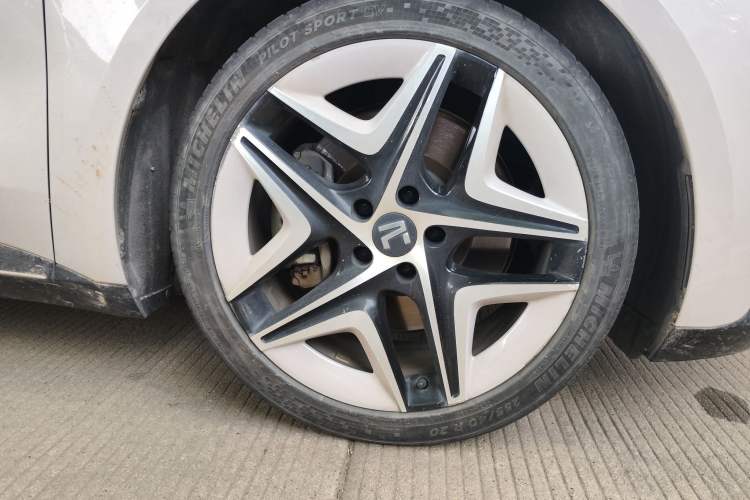 Used Rising F7 2023 Advanced Edition Right Front Wheel Hub