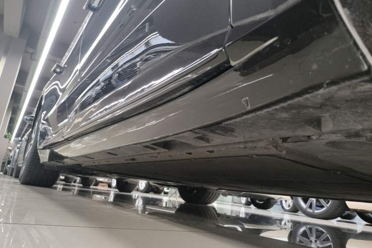 Used Rising F7 2023 Long-Range Edition Right Side Sill