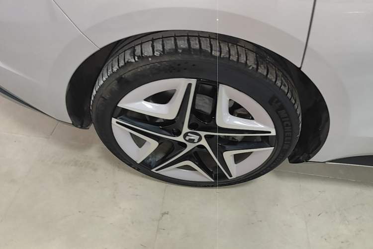 Used Rising F7 2023 Advanced Edition Right Rear Wheel Hub