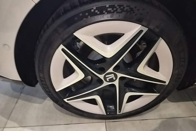Used Rising F7 2023 Long-Range Pro Edition Right Rear Wheel Hub