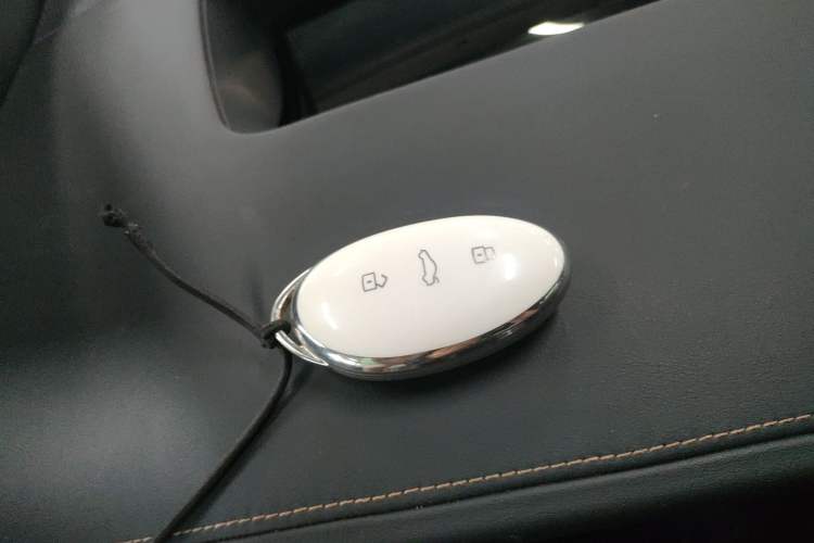 Used Rising R7 2022 Long-Range Advanced Edition Interior 1