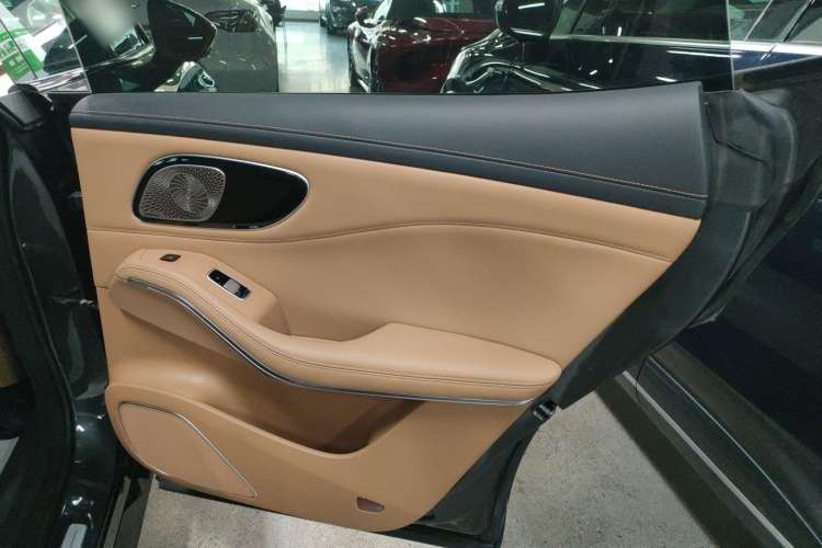 Used Rising R7 2022 Long-Range Advanced Edition Interior 6