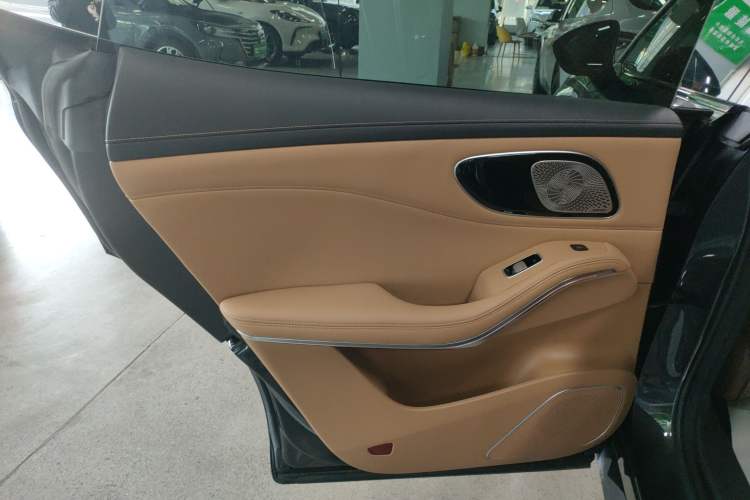 Used Rising R7 2022 Long-Range Advanced Edition Interior 8