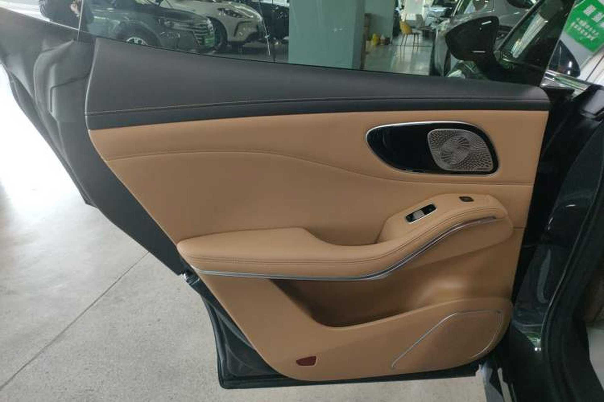 Used Rising R7 2022 Long-Range Advanced Edition Interior 8