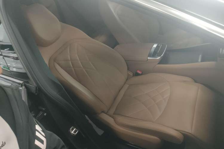 Used Rising R7 2022 Long-Range Advanced Edition Right Front Seat