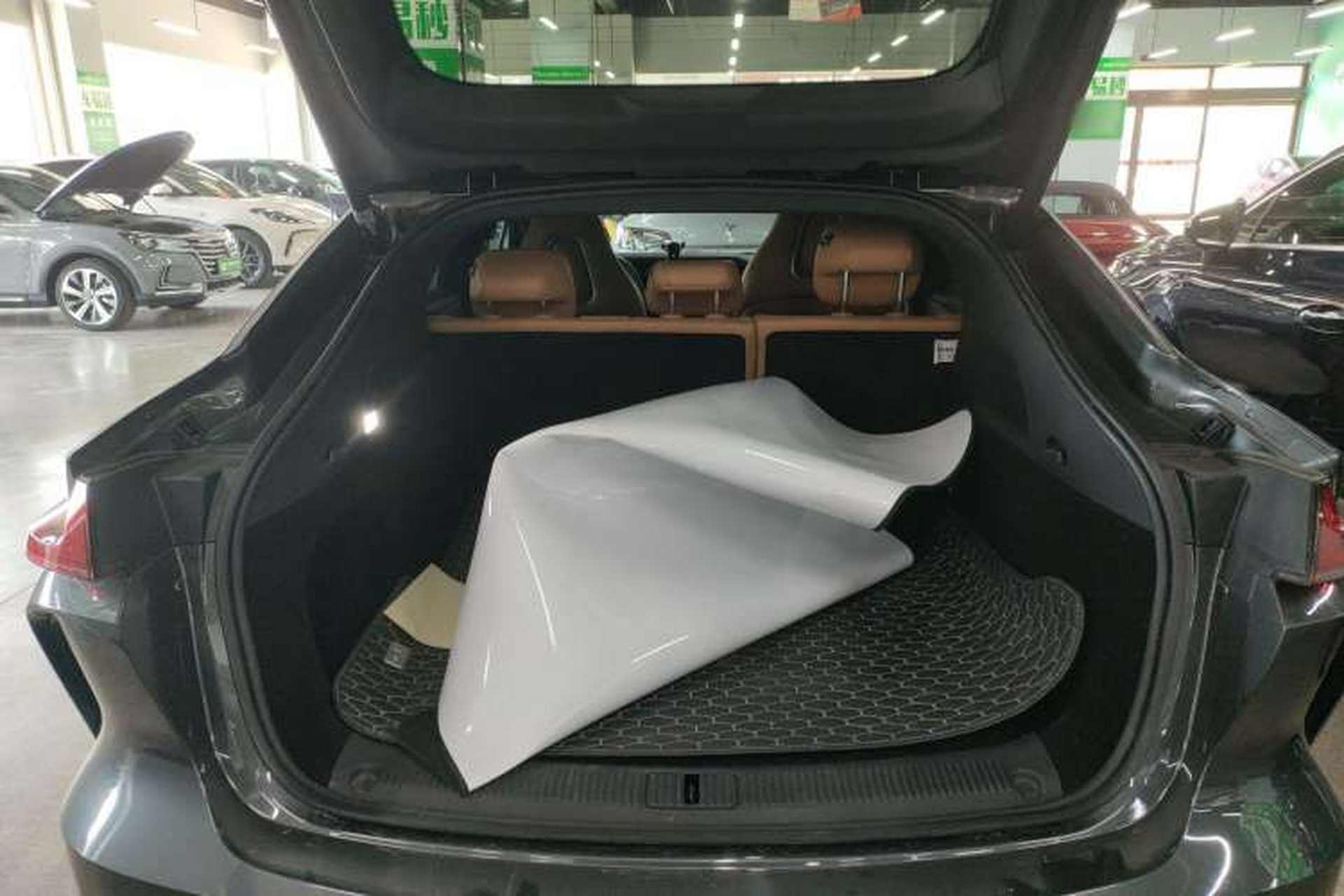 Used Rising R7 2022 Long-Range Advanced Edition Trunk