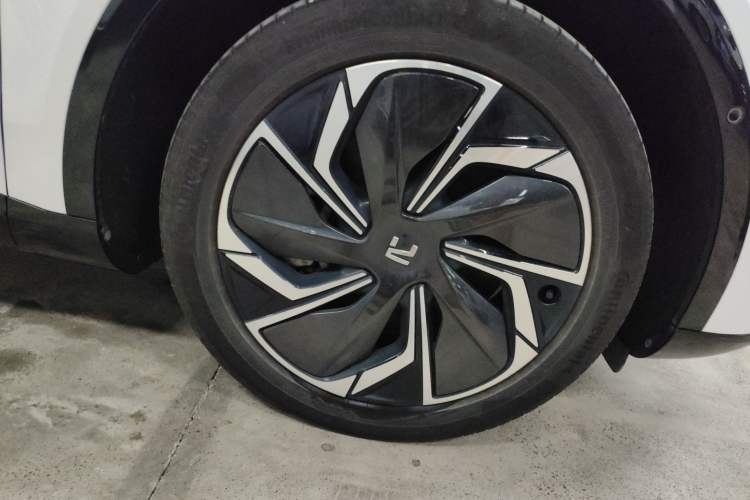 Used Rising R7 2022 Long-Range Advanced Edition Right Front Wheel Hub