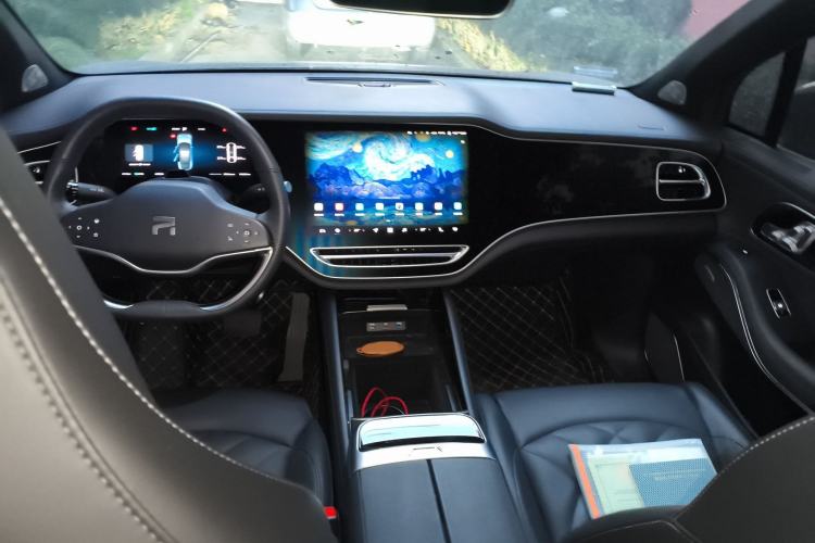 Used Rising R7 2022 Long-Range Advanced Edition Center Console