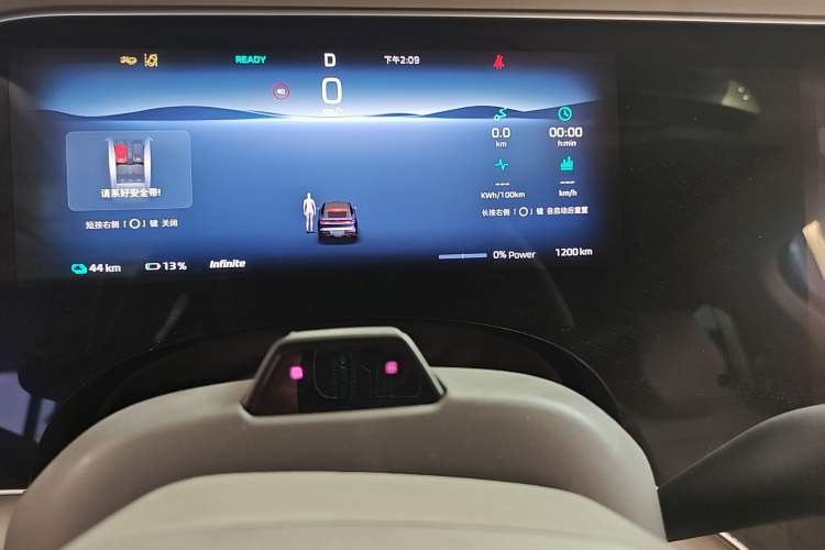 Used Rising R7 2022 Flagship Advanced Edition Odometer Close Up