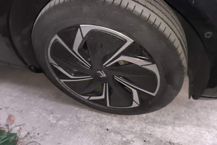 Used Rising R7 2022 Long-Range Advanced Edition Right Front Wheel Hub