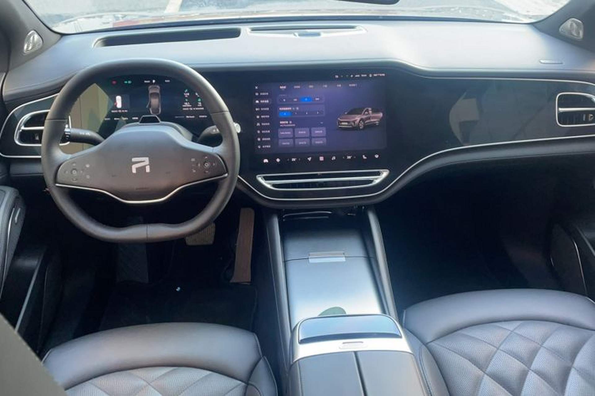 Used Rising R7 2022 Long-Range Advanced Edition Center Console