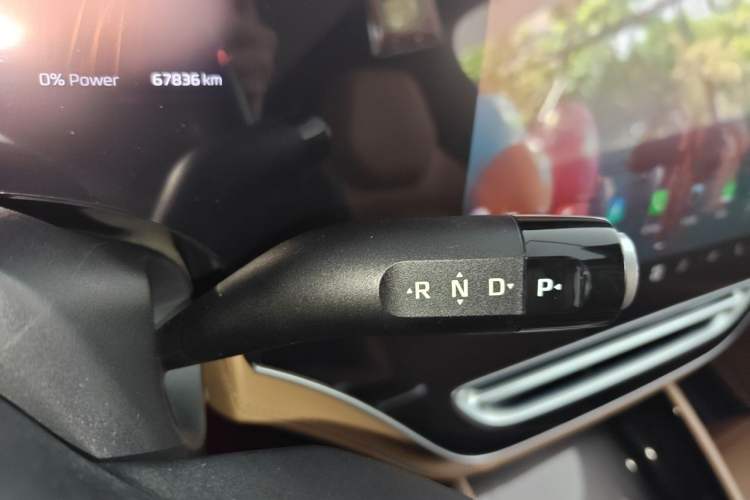 Used Rising R7 2022 Long-Range Advanced Edition Gear Lever