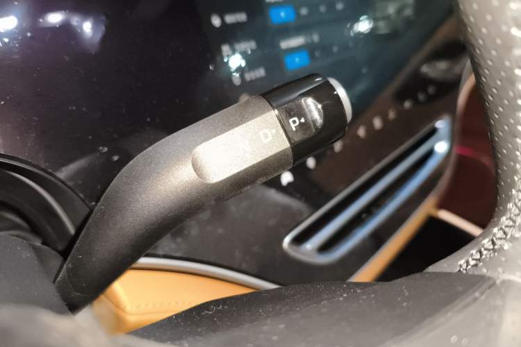 Used Rising R7 2022 Long-Range Advanced Edition Gear Lever