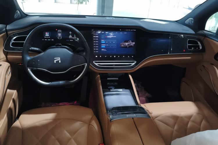 Used Rising R7 2022 Long-Range Advanced Edition Interior 2