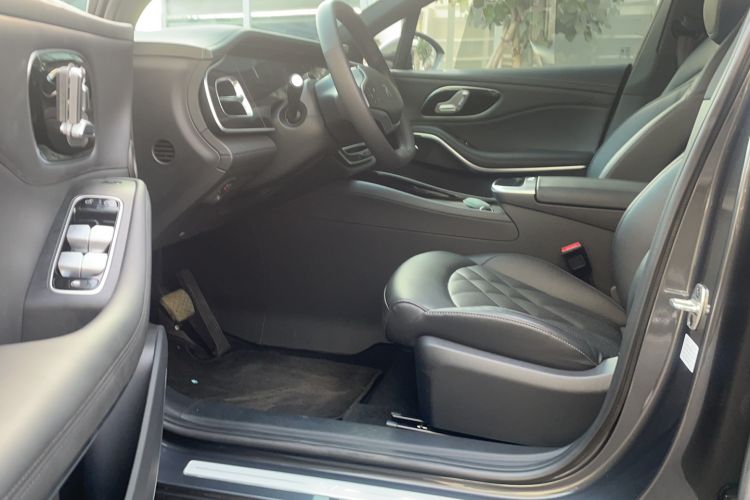 Used Rising R7 2022 Long-Range Advanced Edition Left Front Seat