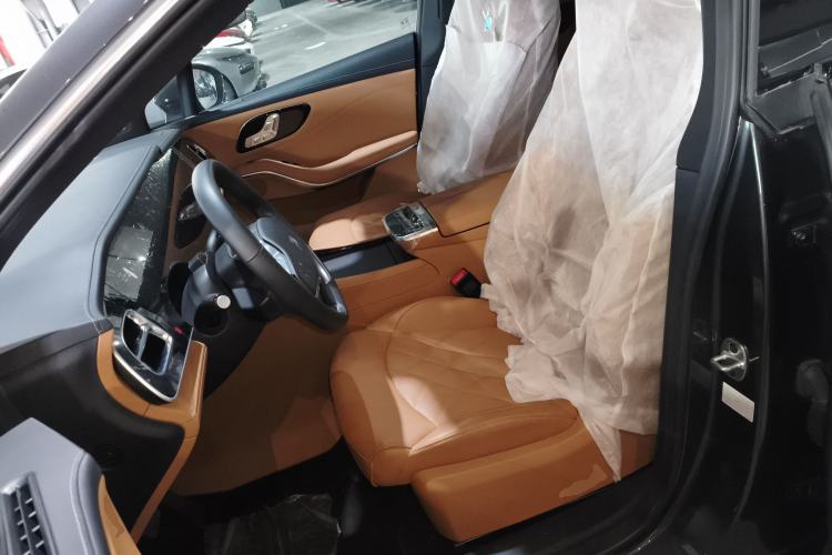 Used Rising R7 2022 Long-Range Advanced Edition Left Front Seat