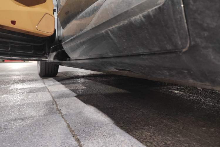 Used Rising R7 2022 Long-Range Advanced Edition Left Side Sill