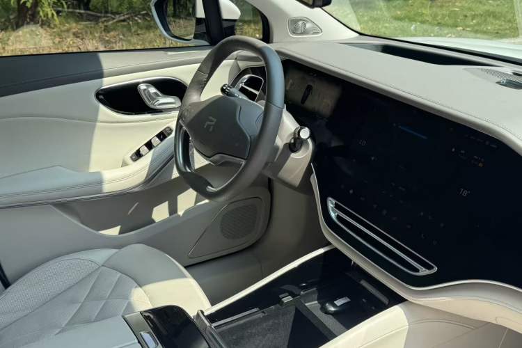 Used Rising R7 2022 Flagship Advanced Edition Interior 10