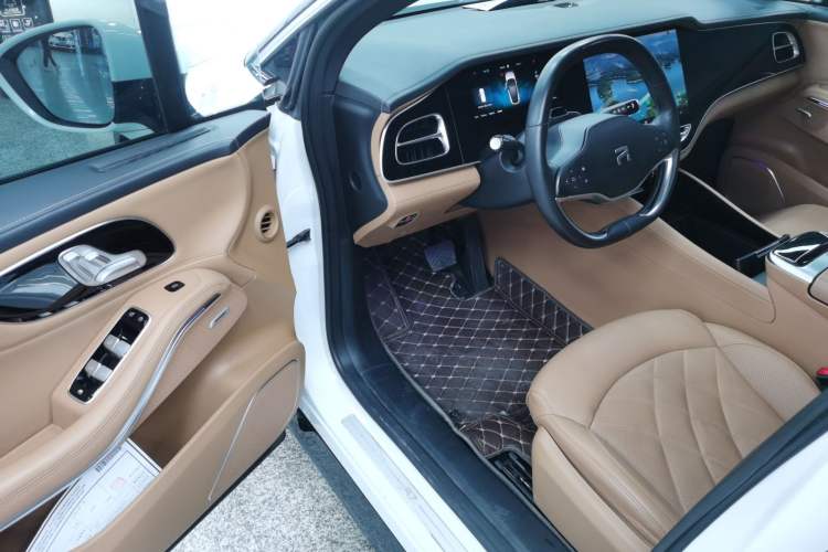 Used Rising R7 2022 Long-Range Advanced Edition Interior 3
