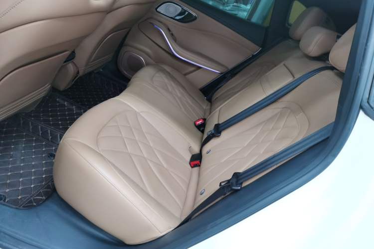 Used Rising R7 2022 Long-Range Advanced Edition Interior 4