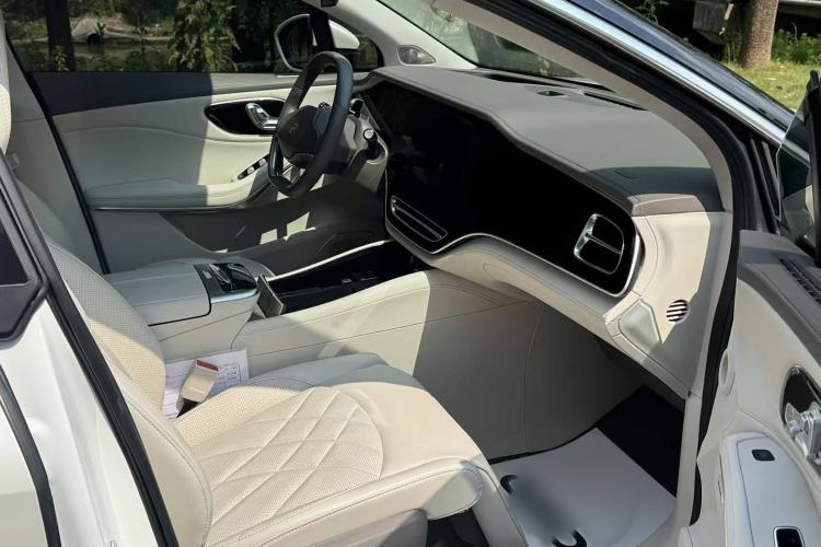 Used Rising R7 2022 Flagship Advanced Edition Interior 9