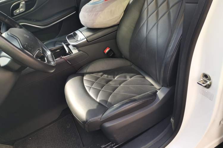 Used Rising R7 2022 Long-Range Advanced Edition Left Front Seat