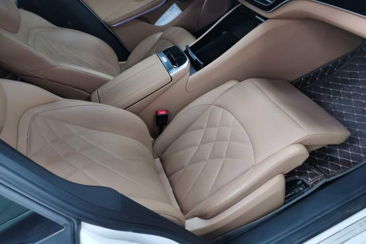 Used Rising R7 2022 Long-Range Advanced Edition Right Front Seat
