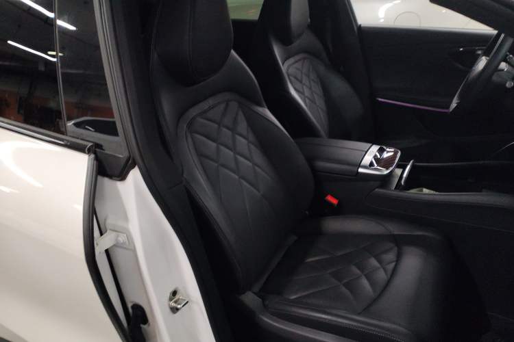 Used Rising R7 2022 High-Performance Advanced Edition Right Front Seat