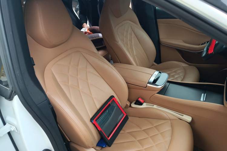 Used Rising R7 2022 Long-Range Advanced Edition Right Front Seat