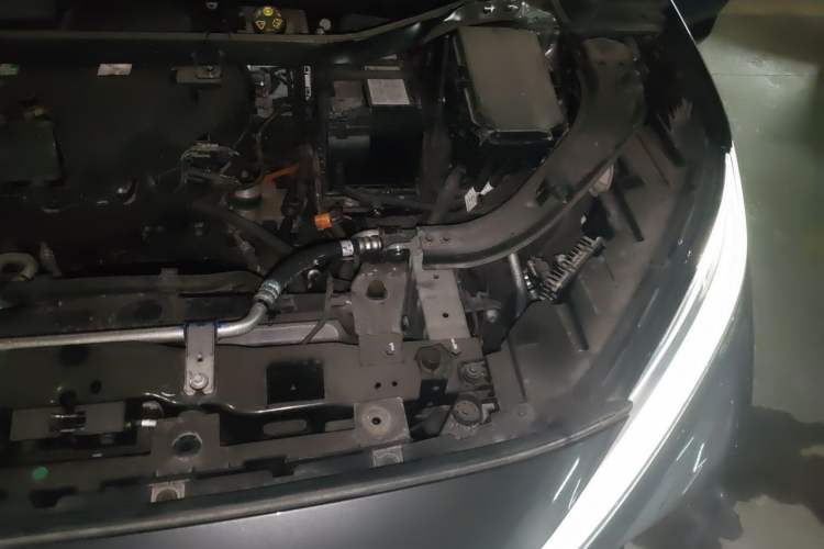 Used Rising R7 2023 Long-Lasting Screen King Edition Engine Bay Left