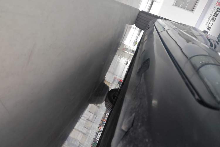 Used Rising R7 2023 Rear-Drive Screen King Pro Edition Left Side Sill
