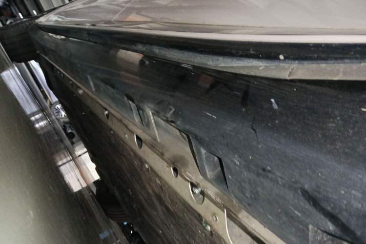 Used Rising R7 2023 Rear-Drive Screen King Edition Left Side Sill
