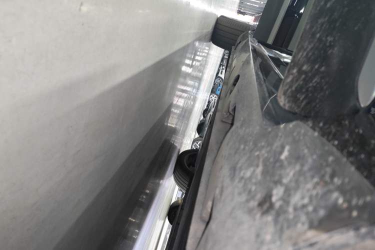 Used Rising R7 2023 Rear-Drive Screen King Pro Edition Right Side Sill