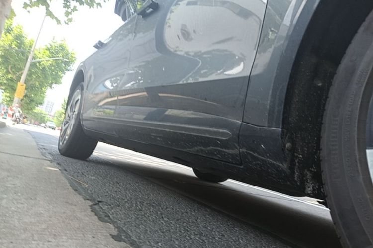 Used Rising R7 2023 Rear-Drive Screen King Pro Edition Right Side Sill