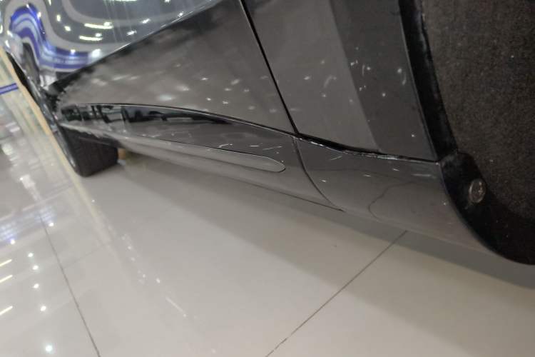 Used Rising R7 2023 Rear-Drive Screen King Pro Edition Right Side Sill
