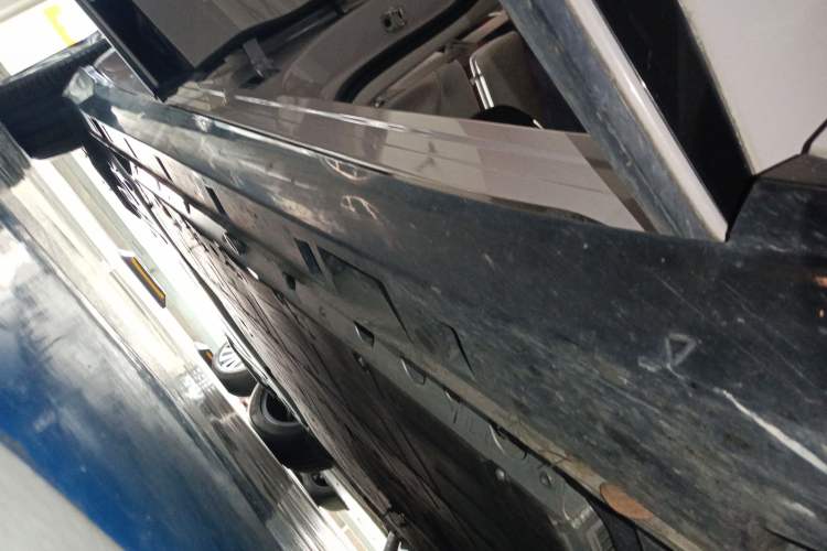 Used Rising R7 2023 Rear-Drive Screen King Edition Right Side Sill