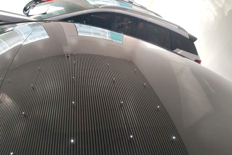 Used Rising R7 2023 Rear-Drive Screen King Edition Roof