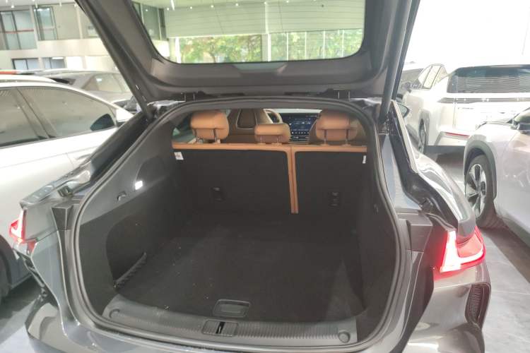 Used Rising R7 2023 Rear-Drive Screen King Edition Trunk