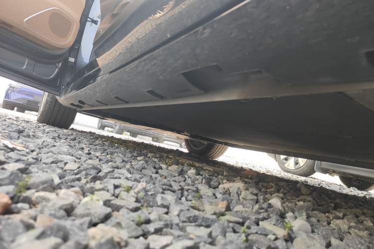 Used Rising R7 2023 Rear-Drive Screen King Edition Left Side Sill