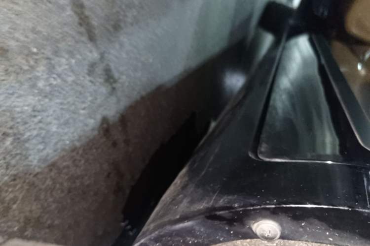 Used Rising R7 2024 Advanced Edition Left Side Sill