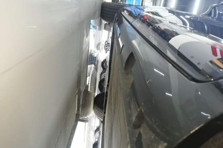 Used Rising R7 2024 Advanced Edition Left Side Sill
