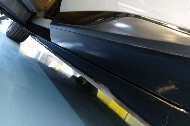 Used Rising R7 2024 Advanced Edition Left Side Sill