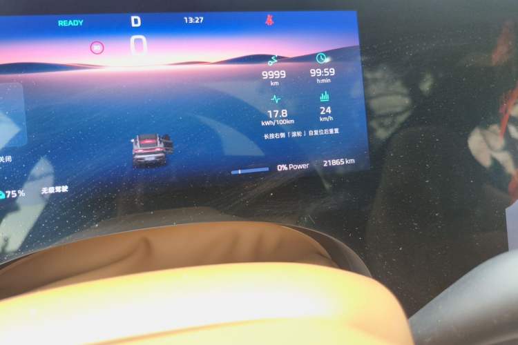 Used Rising R7 2024 Advanced Edition Odometer Close Up