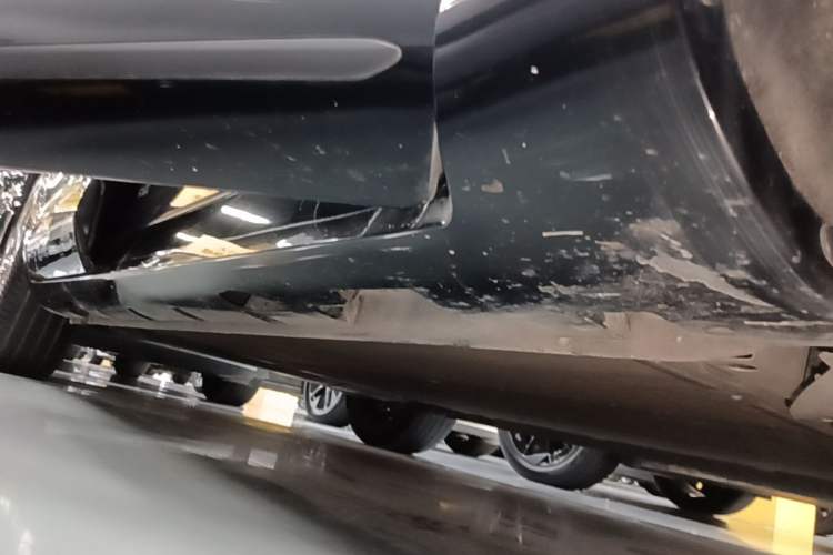 Used Rising R7 2024 Advanced Edition Right Side Sill